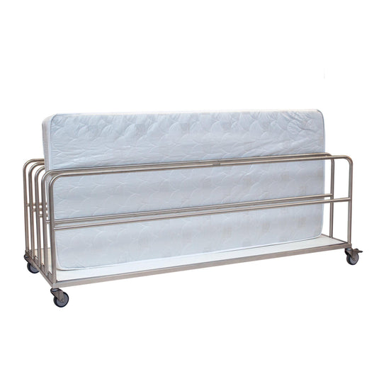 Le chariot à matelas Novocal en acier inoxydable avec des raccords de tuyaux soudés tout autour transporte un matelas unique, debout, en toute sécurité et efficacité - idéal pour le transport professionnel de matelas.