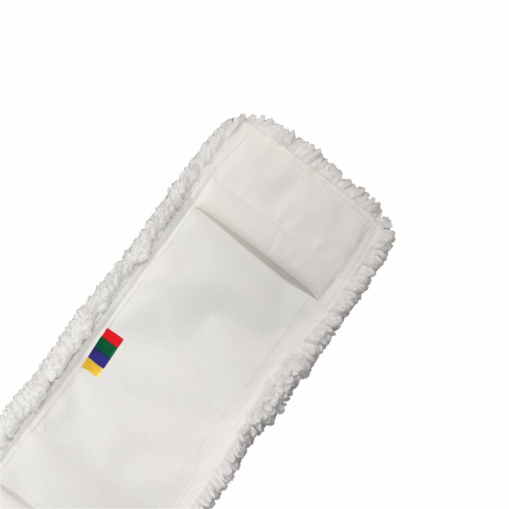 Un gros plan du Arcora Micro Easy Db-Fc Mopp Weiss Mit Deckblatt de Arcora International GmbH, un balai en microfibre blanc rectangulaire avec des bords texturés et une petite étiquette avec quatre bandes colorées : rouge, jaune, vert et bleu.