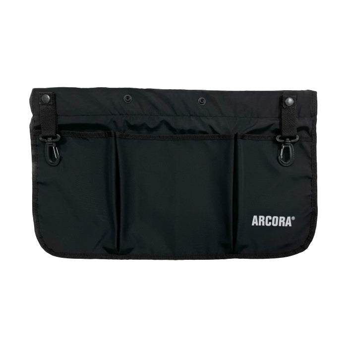 Die Arcora Multi Tool Belt Hüftarbeitstasche Mit Gurt Schwarz von Arcora International GmbH ist eine schwarze Stofftasche mit drei Vordertaschen, zwei oben verstellbaren Schnallenriemen und dem Aufdruck "ARCORA" in Weiß unten rechts.