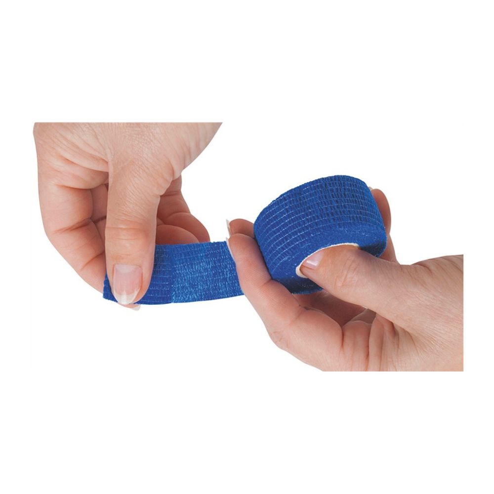 Deux mains tiennent et déroulent un rouleau de bandage pour doigt BeeSana© SafeCut de Meditrade GmbH. Ce bandage extensible et texturé est idéal pour la protection des plaies devant un fond blanc uni.