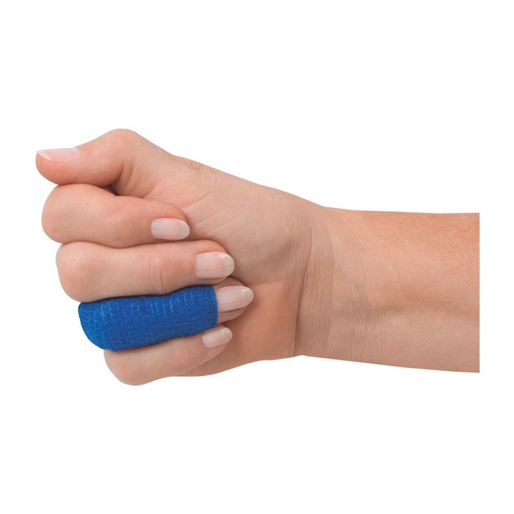 Une main avec un bandage pour doigt BeeSana© SafeCut de Meditrade GmbH en bleu enveloppe le pouce pour la protection des plaies. Le poing à la peau claire est légèrement fermé, le pouce tendu vers l'extérieur, devant un fond blanc uni.