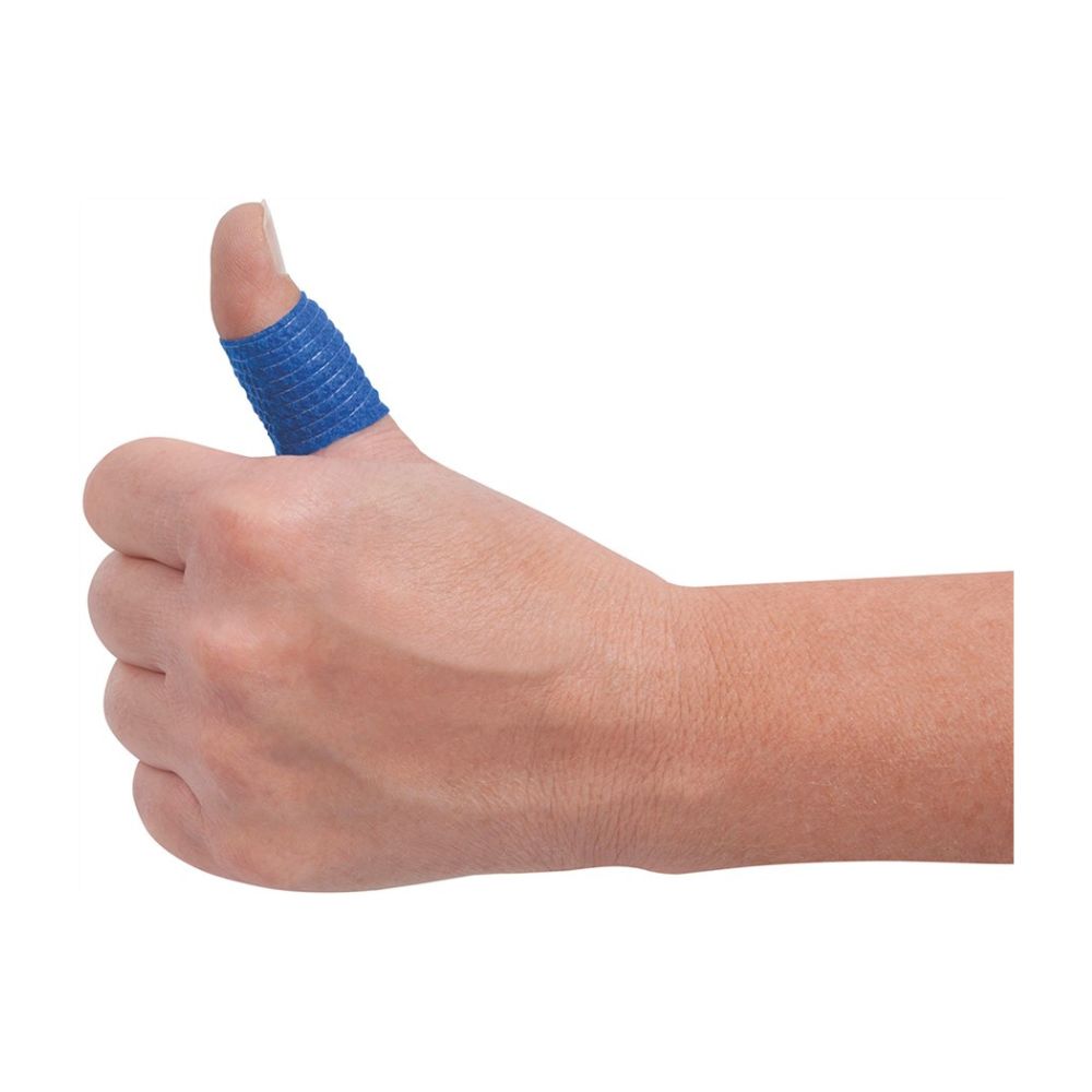 Un pouce levé avec un bandage pour doigt Blue BeeSana© SafeCut de Meditrade GmbH présente sa protection devant un fond blanc uni.