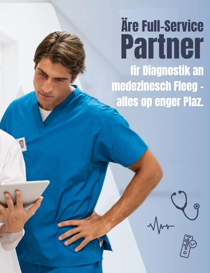 Dräi Gesondheetsfachleit stinn zesummen a kucken op eng Tablet, wärend riets eng Reklammsfläch mat medezinesche Symboler ze gesi ass