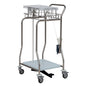 Un chariot médical en acier inoxydable avec quatre roues, panier en fil métallique, plateau plat, étagère inférieure, poignées, pédale, distributeur de gants jetables ainsi qu'un collecteur Novocal en acier inoxydable pour tube en film fixé sur un côté (1 pièce).