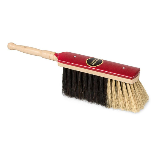 Nous présentons le balai à main Nölle Profi Brush Stubenhandfeger en crin de cheval de Nölle Profi Brush Bürsten- & Pinseltechnik e.K. – un outil de 30 cm avec des propriétés de liaison de poussière, avec des poils de crin de cheval noirs et beiges sur un bloc rouge et un manche en bois clair avec une extrémité arrondie.