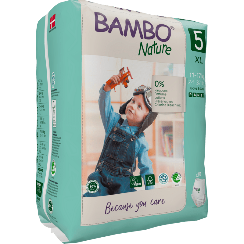Un emballage de Bambo Nature Pants de la société Abena Re-Seller GmbH, taille 5 XL (11-17 kg), montre un enfant en salopette avec un avion jouet. L'emballage écologique met en avant les caractéristiques respectueuses de la peau et de l'environnement.
