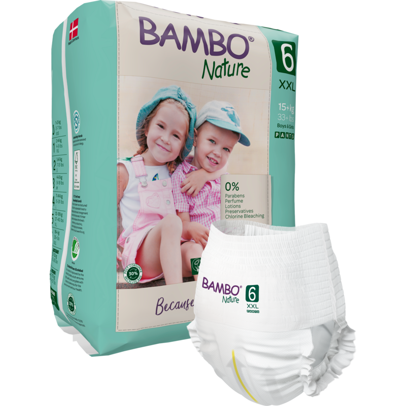 Abgebildet ist eine Packung Bambo Nature Pants der Abena Re-Seller GmbH für Kinder über 15 kg mit zwei lächelnden Kindern in Hüten und Latzhosen auf der Verpackung. Im Vordergrund ist eine einzelne Windel zu sehen.