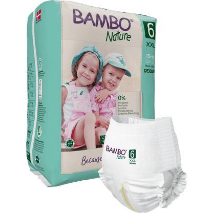 Illustré est un paquet de Bambo Nature Pants de la société Abena Re-Seller GmbH pour les enfants de plus de 15 kg avec deux enfants souriants portant des chapeaux et des salopettes sur l'emballage. À l'avant, une seule couche est visible.