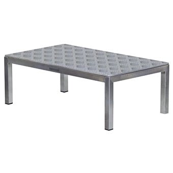 La Novocal OP-Tritt 1 est une plate-forme métallique robuste (600 x 350 x 250 mm) avec quatre pieds et une plaque diamantée, équipée d'une poignée de soutien - idéale pour une utilisation chirurgicale en salle d'opération. Livrée en une pièce par paquet.