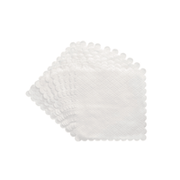 Une pile de PAPSTAR Petites napperons 17 x 17 cm (2 000 pièces) de la PAPSTAR Une assiette à bord ondulé est disposée en éventail sur un fond uni – idéale pour servir des desserts dans la restauration.