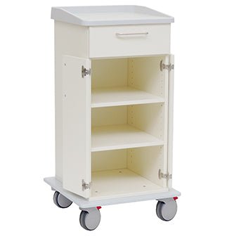 Le chariot de soins et de travail Novocal a un design blanc avec quatre roues, un tiroir supérieur avec poignée, une armoire inférieure avec deux portes ouvertes qui révèlent des étagères réglables, et une plaque en plastique pleine robuste.