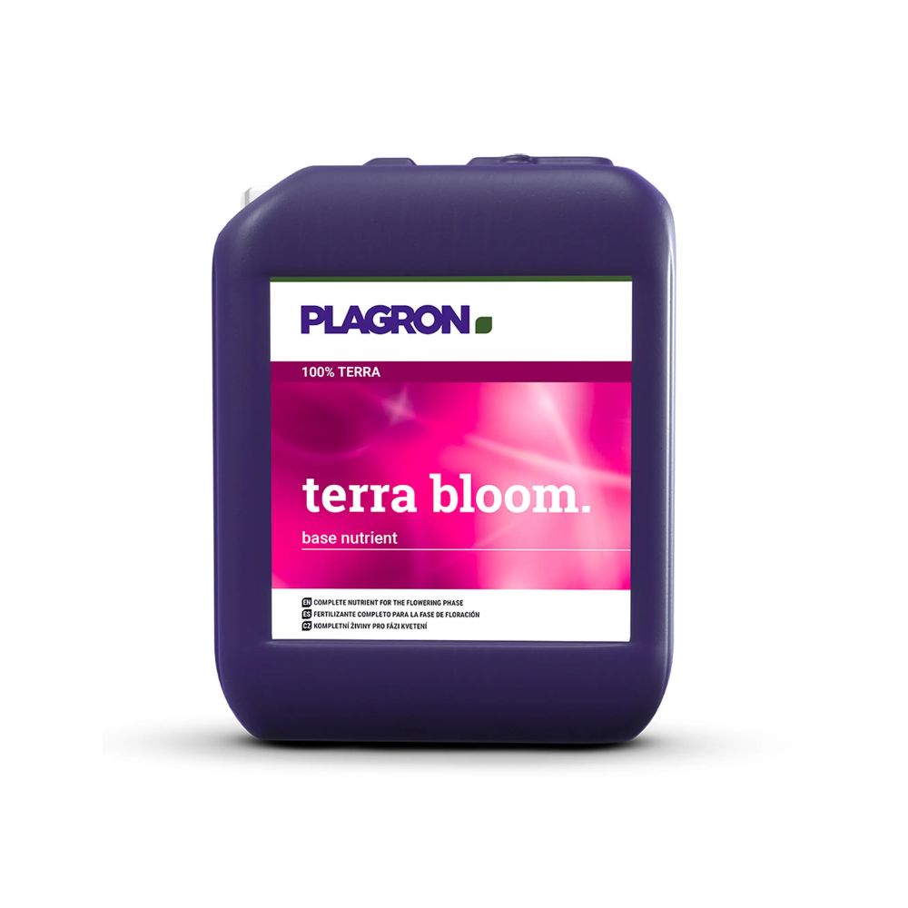 Un récipient violet foncé « Plagron Terra Bloom » de Bertels B.V. présente un graphique rose et est désigné comme nutriment de base pour la floraison. Il dispose d'une poignée supérieure et d'un bec verseur pour un versement facile, assurant ainsi une croissance optimale des plantes.