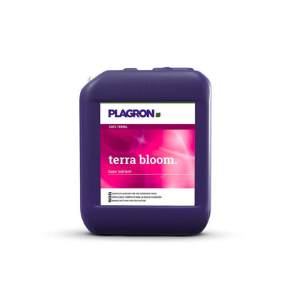 Un récipient violet avec l'inscription « Plagron Terra Bloom » de Bertels B.V. est un engrais de floraison avec une étiquette rose-blanche, utilisé comme nutriment de base pour favoriser une floraison optimale pour une croissance vigoureuse des plantes.