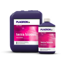 Zwei Behälter mit Plagron Terra Bloom von Bertels B.V. stehen vor einem weißen Hintergrund. Der größere dunkelviolette Behälter hat ein rosa-weißes Etikett, das das Design des kleineren widerspiegelt und ideal ist, um eine kräftige Blütenbildung in Ihrem Garten zu fördern.