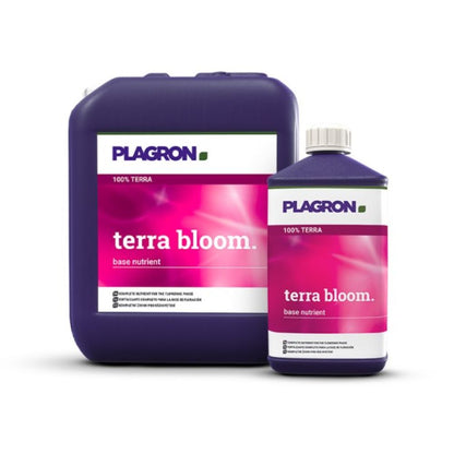 Deux conteneurs de Plagron Terra Bloom de Bertels B.V. sont placés devant un fond blanc. Le plus grand récipient violet foncé a une étiquette rose-blanche qui reflète le design du plus petit et est idéal pour favoriser une floraison vigoureuse dans votre jardin.