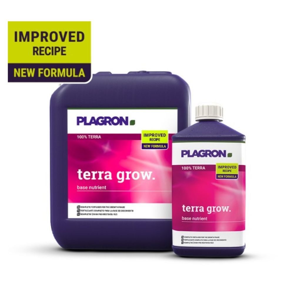 Deux conteneurs d'engrais minéral de base Plagron Terra Grow de Bertels B.V. sont placés devant un fond blanc. Le plus grand conteneur violet et la bouteille plus petite similaire ont des étiquettes roses et blanches qui vantent une formule améliorée pour une croissance plus rapide des plantes pendant la phase de croissance.
