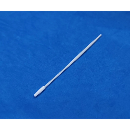 Ein einzelner weißer Pluslife Kontrolltupfer zur Erkennung von HPV und STI (Auslaufartikel, 1 Stück) mit schmalem Griff und abgerundeter Spitze liegt einsatzbereit auf einer festen blauen Unterlage.