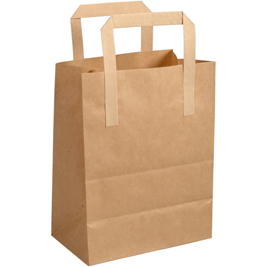 Die Papiertragetasche mit Griff, Braun von Abena Re-Seller GmbH steht aufrecht vor weißem Hintergrund. Die recycelbare, umweltfreundliche Tragetasche ist leer und hat ordentlich gefaltete Seiten.