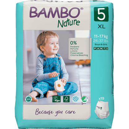 Les Bambo Nature Pants XL de la société Abena Re-Seller GmbH, taille 5 (11-17 kg/24-37 lbs), en paquet de 19 avec 0% de produits chimiques indésirables, conviennent aux garçons et aux filles; l'emballage montre un tout-petit en salopette bleue tenant un jouet.