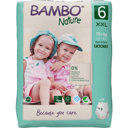 Un paquet de Bambo Nature Pants XXL de la société Abena Re-Seller GmbH en taille 6, montrant deux enfants souriants en tenues pastel. L'emballage écologique vante 0% de parabènes, est certifié vegan et contient 18 couches-culottes respectueuses de la peau.