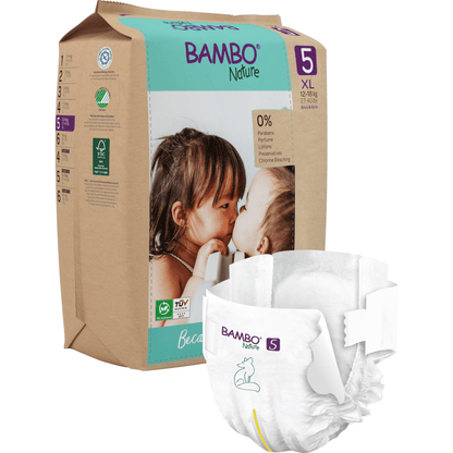 Abgebildet ist eine Packung Bambo Nature Windeln der Abena Re-Seller GmbH, auf der sich zwei Kinder an der Nase fassen. Eine umweltfreundliche Windel der Größe XL 5 ist außerhalb der Packung abgebildet und hebt das nachhaltige Design und die Materialien hervor.