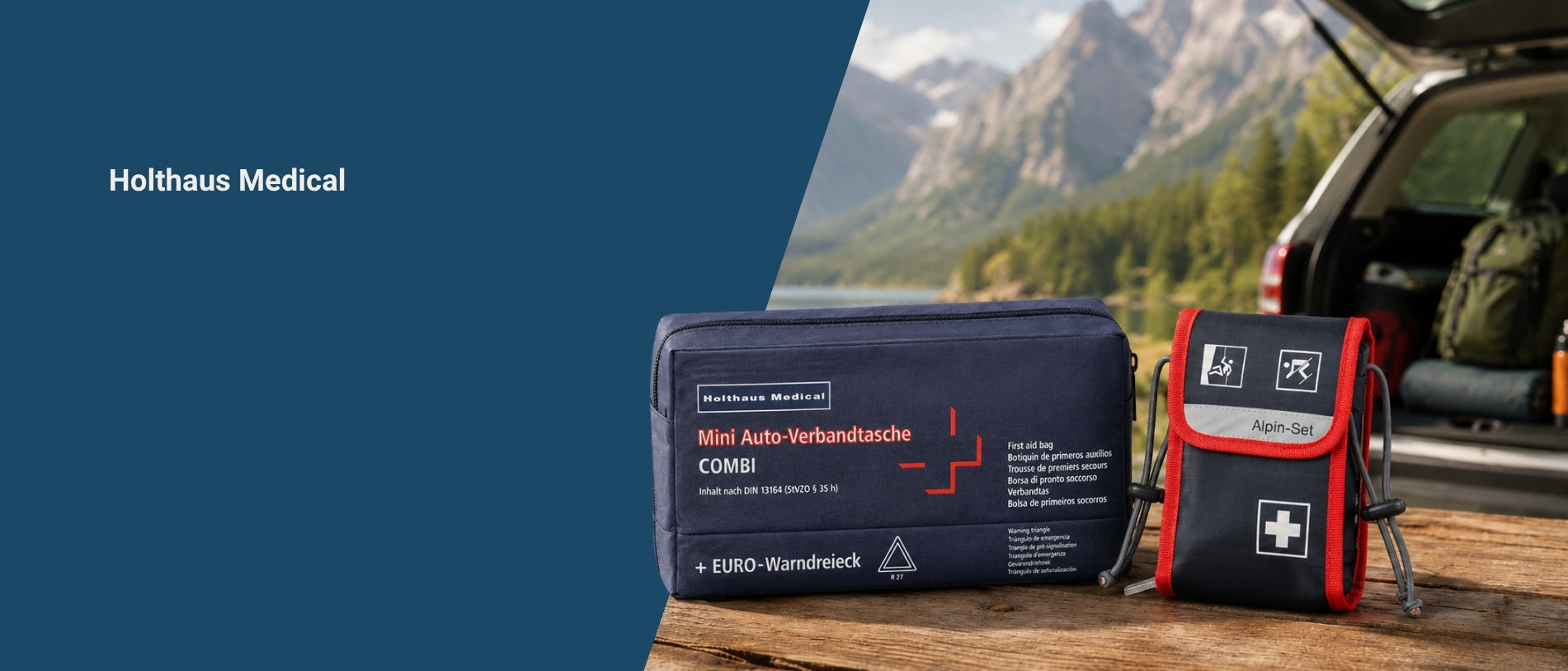 Banner von Holthaus Medical mit einer dunkelblauen Mini-Auto-Verbandtasche „COMBI“ und einem rot umrandeten „Alpin-Set“ auf einem Holztisch. Im Hintergrund stehen ein geöffnetes Auto sowie eine Berg- und Seenlandschaft. Links befindet sich eine dunkelblaue Fläche mit der weißen Aufschrift „Holthaus Medical“.
