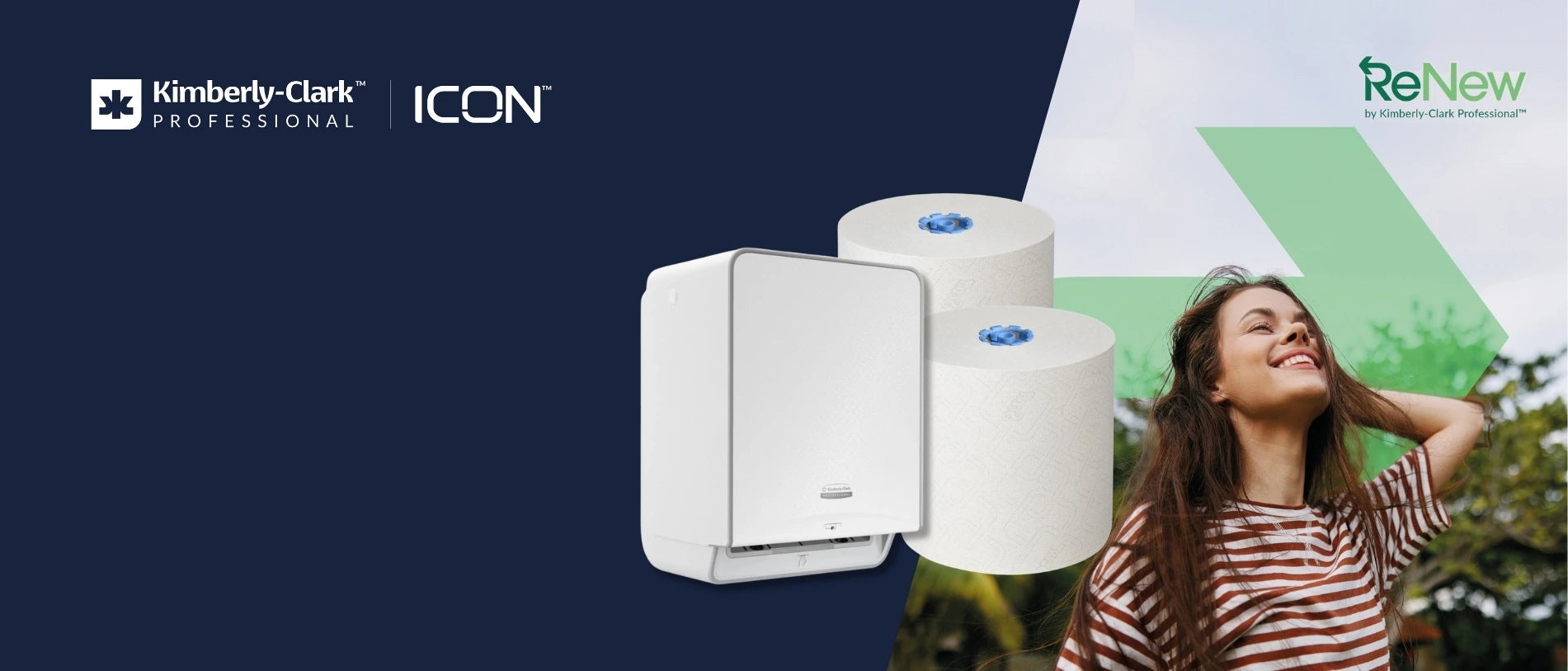 Kimberly-Clark Professional ICON Rollenhandtuchspender mit zwei Papierrollen vor modernem Designhintergrund; rechts eine lächelnde Frau im Freien und das ReNew-Logo der nachhaltigen Produktlinie.