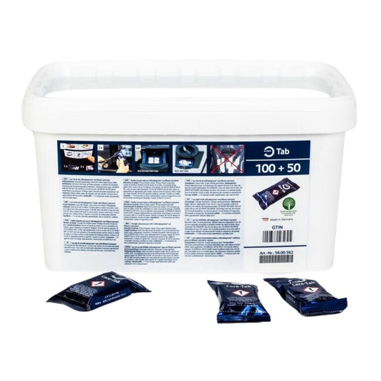 Un bac rectangulaire blanc de la marque Rational AG, portant la mention « 100 + 50 » pastilles, des illustrations illustrant les instructions d'utilisation du lave-vaisselle et muni d'un couvercle, est fourni avec l'appareil. À l'avant se trouvent trois sachets bleus individuels contenant des pastilles RATIONAL Care pour un résultat de lavage optimal.