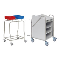 On voit ici deux chariots Novocal : l'un est doté d'un châssis en acier inoxydable et de deux bacs (rouge/bleu) ; l'autre est un chariot blanc équipé d'étagères et de poignées. Tous deux sont équipés de roulettes pivotantes pour faciliter leur déplacement et de raccords en tubes ronds entièrement soudés.