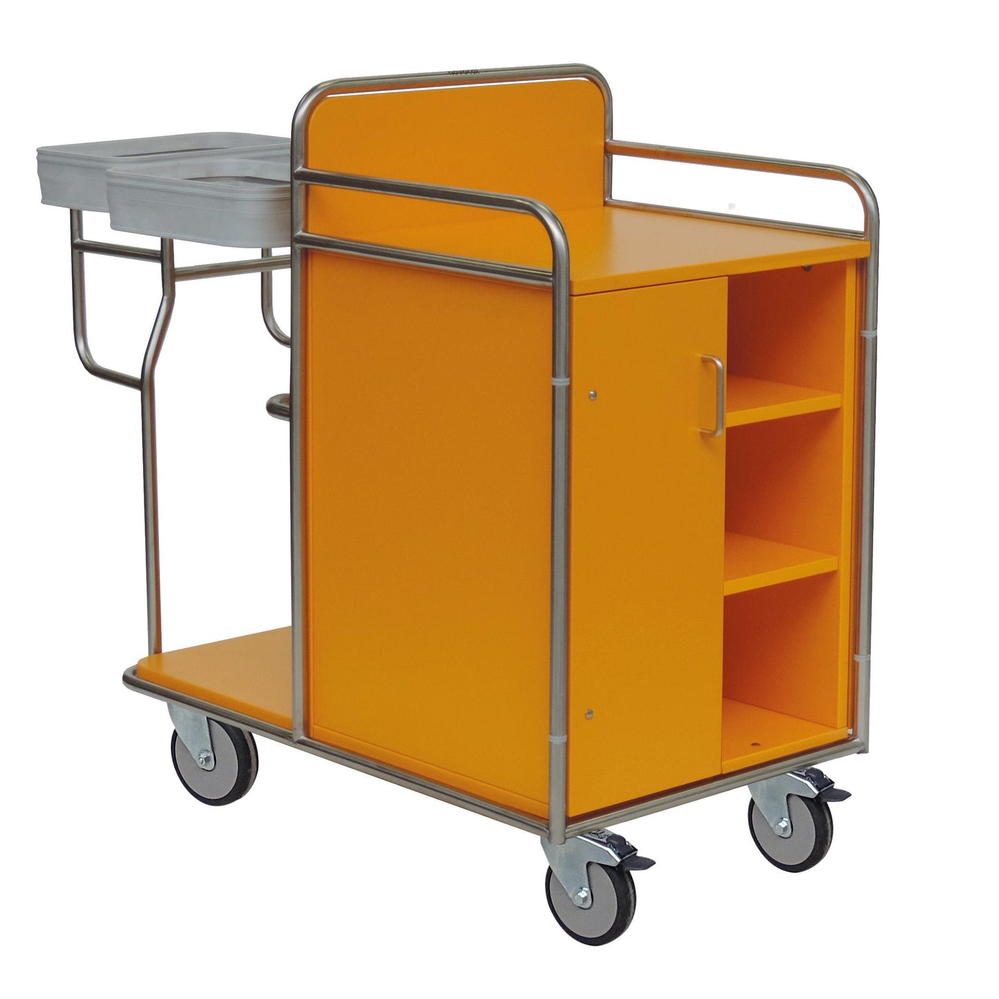 Le chariot de station en acier inoxydable Novocal avec des connexions de tuyaux soudées tout autour offre trois étagères, un compartiment fermé, un double conteneur latéral et quatre roulettes pour une mobilité optimale. Emballage : 1 pièce.