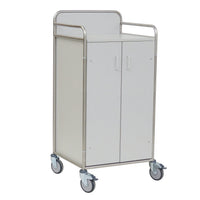 Le chariot de service Novocal est doté d'un châssis en acier inoxydable avec des raccords en tubes ronds entièrement soudés, de deux portes d'armoire, de quatre roulettes grises et de garde-corps métalliques ; il est idéal pour le stockage mobile et le transport dans les hôpitaux ou les établissements de soins.