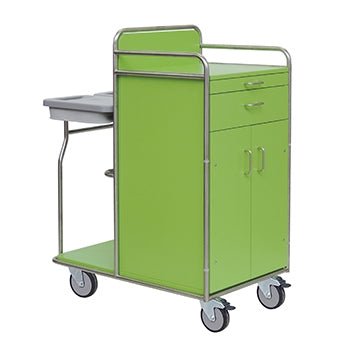 Ein Novocal Stationswagen aus rostfreiem Stahl, bei dem alle Rohrverbindungen vollständig verschweißt sind, verfügt über zwei Schubladen, einen Schrank, eine flache Platte, Seitenschienen, vier Lenkrollen und ein kleines graues Tablett, das an einer Seite angebracht ist. 2 | Packung (1 Stück).