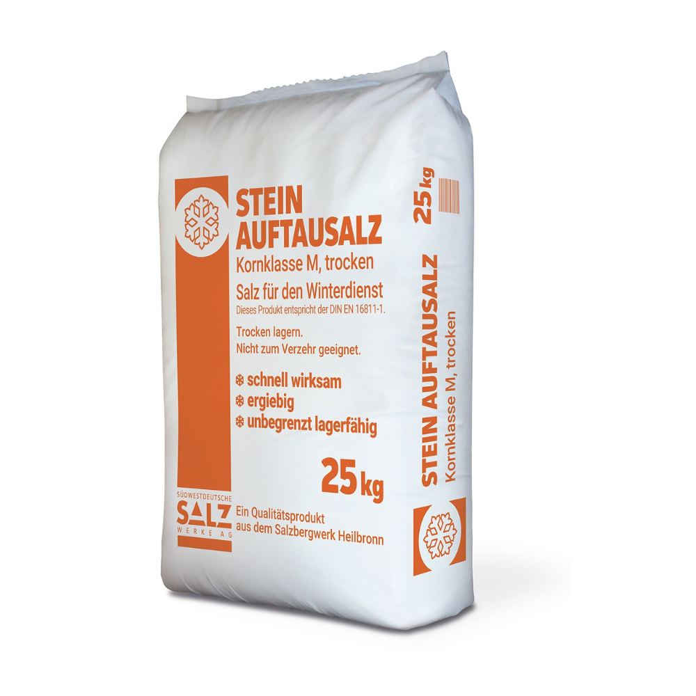 Ein 25 kg schwerer weißer Sack Auftausalz der Südwestdeutschen Salzwerke mit der Aufschrift „SWS Stein-Auftausalz Streusalz Kornklasse M“ weist mit orangefarbenem Text und Grafik auf die klumpenhemmenden Eigenschaften hin. Der Sack enthält Informationen zur Wirksamkeit des Salzes, empfohlener Lagerung und seiner Herkunft aus der Heilbronner Saline.