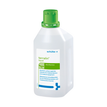 Das Schülke terralin® liquid, eine 1L Flasche mit grünem Verschluss, der Schülke & Mayr GmbH dient zur alkoholischen Schnelldesinfektion von medizinischen Geräten und patientennahen Flächen.