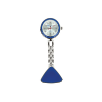 La montre pour infirmières Altruan, dotée d'un clip et d'une chaîne, présente un design rond et analogique, un cadran blanc, des touches de bleu et un élément bleu de forme triangulaire. Les aiguilles noires et rouges contrastent avec les chiffres apparents et confèrent à cette montre un style simple et pratique, idéal pour le personnel soignant.