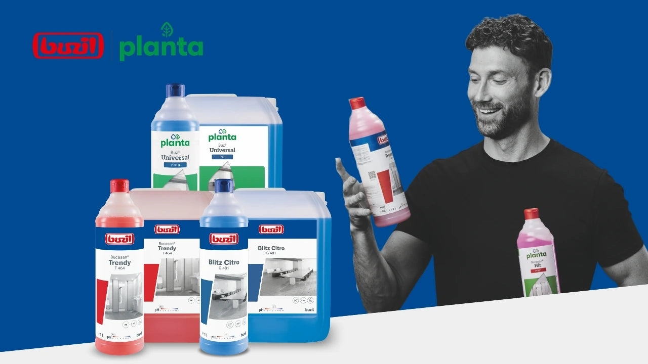 Werbebanner für Buzil planta Reinigungsprodukte mit mehreren Kanistern und Flaschen vor blauem Hintergrund sowie einer Person, die ein Produkt in der Hand hält.