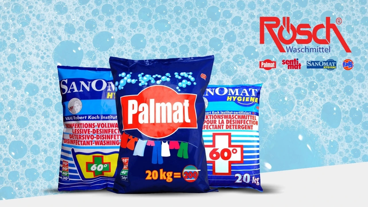 Mehrere große Waschmittel-Säcke der Marke Palmat und Sanomat Hygiene von Rösch Waschmittel, vor einem hellblauen Hintergrund mit Seifenblasen. Im Vordergrund steht ein Palmat-Waschmittel im 20-kg-Sack, geeignet für 60-Grad-Wäsche, daneben Sanomat-Hygiene-Desinfektionswaschmittel. Oben rechts ist das Rösch-Logo mit weiteren Markenlogos zu sehen.