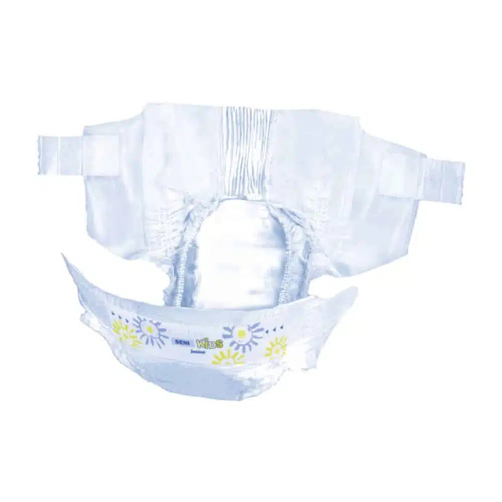 Une couche-culotte Seni Kids Junior Extra ouverte (15+ kg, paquet de 30 pièces) de TZMO Deutschland GmbH avec des languettes adhésives, des ouvertures de jambes élastiques, un design blanc avec des fleurs jaunes et bleues et le système Extra Dry pour plus de confort.