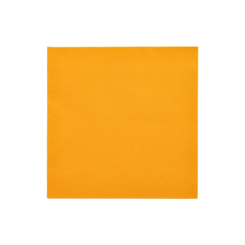 Eine quadratische orange Serviette aus der PAPSTAR „ROYAL Collection“ Servietten 1/4-Falz 40 cm x 40 cm der PAPSTAR GmbH kommt auf weißem Untergrund gut zur Geltung und verleiht Ihrer Tischdekoration eine elegante Note.
