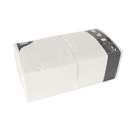 Un paquet rectangulaire de PAPSTAR 250 serviettes, 3 plis 1/8 pli de PAPSTAR GmbH mesure 33 x 33 cm et est emballé dans du plastique transparent avec une étiquette noir et blanc à une extrémité.