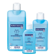 Drei Flaschen Hartmann Sterillium® pure Händedesinfektionsmittel von Paul Hartmann AG in unterschiedlichen Größen, angeordnet mit der größten ganz hinten. Jede Flasche ist in deutscher Sprache beschriftet und verfügt über ein klares, blaues Design.