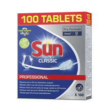 Auf der Verpackung von SUN Professional Classic Tabs, Reinigertabs für die Spülmaschine von Diversey Deutschland GmbH & Co. OHG steht „100 Tabs“ und „Professional“ in fetter Schrift. Es hebt die umweltfreundliche Formel und Wirksamkeit in einem 30-minütigen Programm hervor, wobei das Markenlogo prominent auf blauem Hintergrund abgebildet ist.