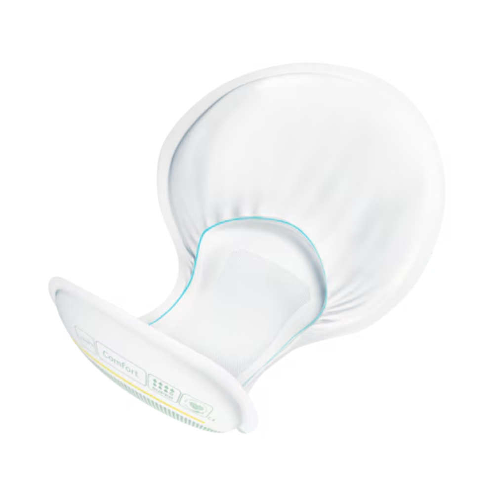 L'image montre une protection d'incontinence TENA Comfort Super blanche, qui présente une forme arrondie avec une section légèrement surélevée à une extrémité. Ce produit fabriqué par TENA - Essity Germany GmbH est conçu pour le confort et l'absorption, offre une texture lisse et douce, et est accentué par un bord bleu clair sur le pourtour.