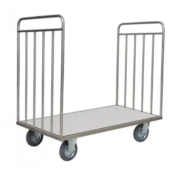 Un chariot de transport Novocal sans paroi arrière en acier inoxydable avec une plate-forme plate, quatre roulettes et des montants verticaux stables aux deux extrémités pour un transport sécurisé des objets.