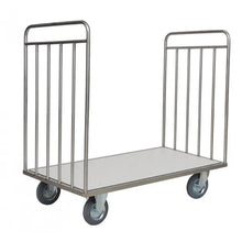 A Novocal Transportwagen ohne Rückwand aus Edelstahl mit flachem Plattform, vier Rollen und stabilen Vertikalstreben an beiden Enden zum sicheren Transport von Gegenständen.