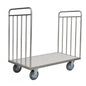 Un chariot de transport Novocal sans paroi arrière en acier inoxydable avec une plate-forme plate, quatre roulettes et des montants verticaux stables aux deux extrémités pour un transport sécurisé des objets.