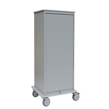 Ein hoher, grauer Novocal Tablettwagen mit geschlossenem Rolltor und robustem Vollkunststoffplatten-Fahrgestell auf vier großen Rädern steht vor einem schlichten weißen Hintergrund. Verpackung: 1 Stück. Marke: Novocal.