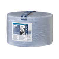 Eine große Rolle Tork 130051 Starke Mehrzweck-Papierwischtücher Premium W1 2-lagig in Blau wird ausgestellt, mit einem Etikett mit Produktdetails, Symbolen und einem QR-Code. Diese Wischpapierrolle ist in QuickDry-Qualität konzipiert und verfügt über einen Griff an der Oberseite zum einfachen Tragen, wodurch sie ideal in das Premium-System von TORK – Essity Professional Hygiene Germany GmbH passt.