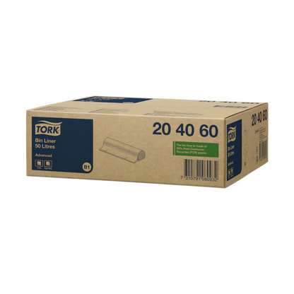 Un carton portant l'inscription « Tork 204060 Sacs poubelle 50 l Transparent B1 » de TORK – Essity Professional Hygiene Germany GmbH dispose d'un indicateur de capacité de 20, 40, 60. Il est conçu pour un recyclage avancé et est composé à 100 % de matériaux recyclés. Les dimensions (61,5 x 89,5 cm) et le code-barres sont visibles sur le côté, ce qui le rend parfait pour une gestion efficace des déchets.