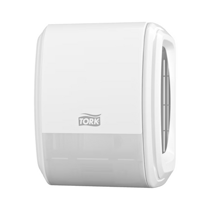 Wir präsentieren den Papierhandtuchspender Tork 256010 von Essity Professional Hygiene Germany GmbH. Dieses wandmontierbare Gerät hat eine weiße Außenseite mit transparentem unteren Abschnitt für schnellen Zugriff auf Papierhandtücher, ergänzt durch das prominent auf der Vorderseite abgebildete TORK-Logo. Entwickelt, um Ihr Raumerlebnis mit seiner minimalistischen und funktionalen Ästhetik zu verbessern.